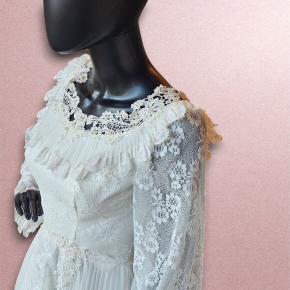 Vintage Floral Lace Long Sleeve Wedding Gown - Picture 4 of 16